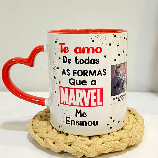 Caneca Namorados "7 Formas de Amar" com Alça de Coração e Interior Vermelho (Presente Romântico)