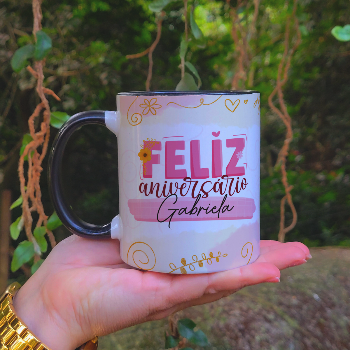 Caneca Feliz Aniversário Alça e Fundo Preto (Nome)