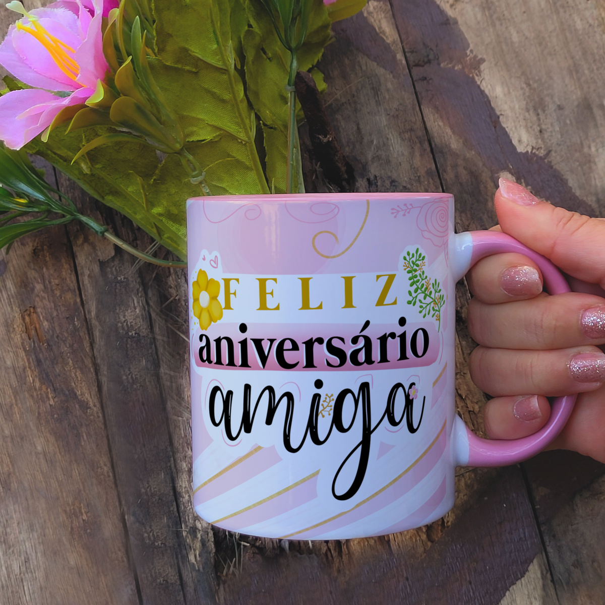 Caneca Feliz Aniversário Amiga Alça e Fundo Rosa