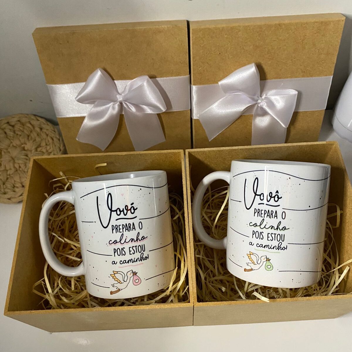 Kit Revelação de Gravidez - 2 Canecas "Prepara o Colinho" + Caixa de Presente Luxo em MDF - Image 3