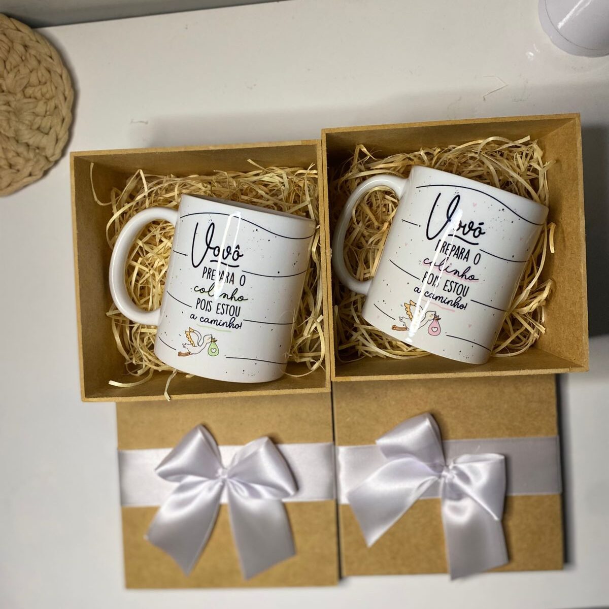 Kit Revelação de Gravidez - 2 Canecas "Prepara o Colinho" + Caixa de Presente Luxo em MDF - Image 4