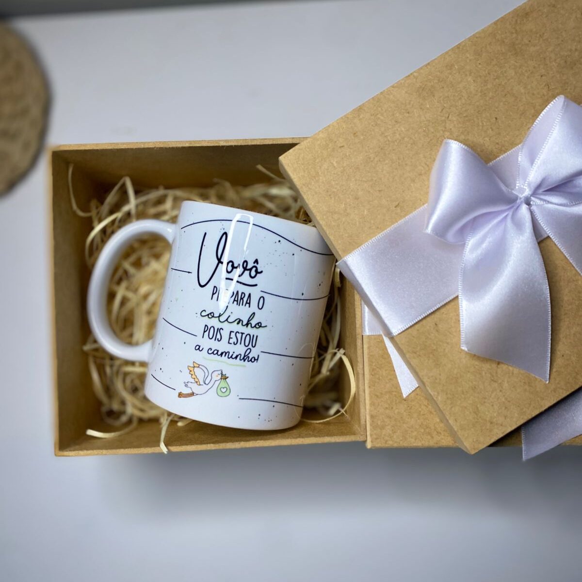 Kit Revelação de Gravidez - 2 Canecas "Prepara o Colinho" + Caixa de Presente Luxo em MDF